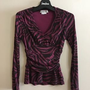 Kay Unger super flattering ruched animal print v neck top - Size L